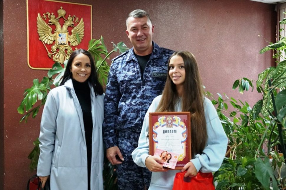 В областном управлении Росгвардии наградили школьницу из Архангельска, ставшую лауреатом ведомственного конкурса